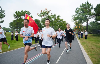 同心筑梦 共庆华诞丨Z6尊龙凯时第四届“欢乐迎国庆 环湖健步走”活力开启